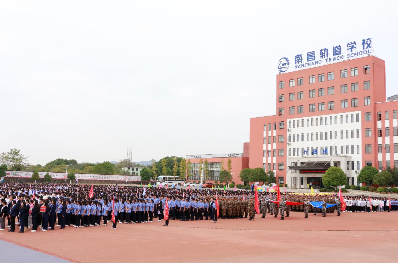 南昌向遠(yuǎn)軌道技術(shù)學(xué)校第十五屆運(yùn)動(dòng)會(huì)盛大開幕