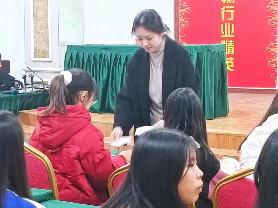 南昌向遠(yuǎn)軌道技術(shù)學(xué)?！拘睦斫】祱F(tuán)體輔導(dǎo)】直面挫折，珍惜當(dāng)下