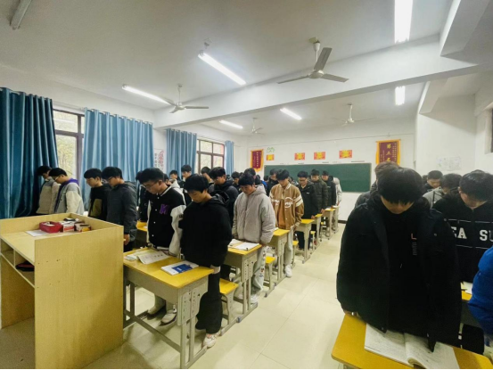 南昌向遠軌道技術(shù)學(xué)校組織師生收聽收看江澤民同志追悼大會