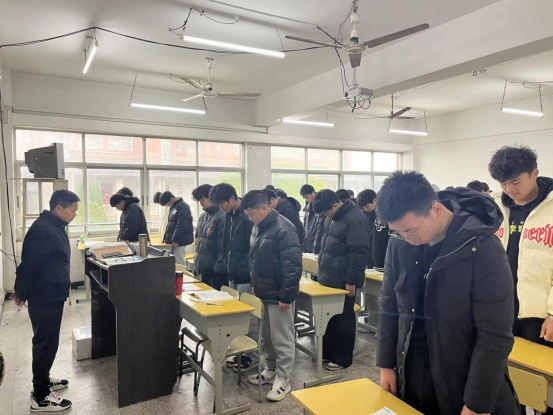 南昌向遠軌道技術(shù)學(xué)校組織師生收聽收看江澤民同志追悼大會