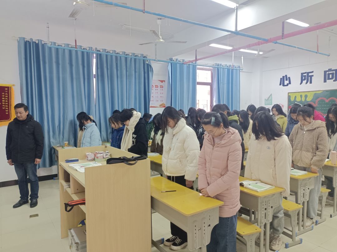 南昌向遠軌道技術(shù)學(xué)校組織師生收聽收看江澤民同志追悼大會