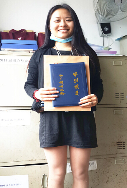 南昌向遠(yuǎn)軌道技術(shù)學(xué)校函授站學(xué)生激動(dòng)領(lǐng)取華東交通大學(xué)畢業(yè)證書