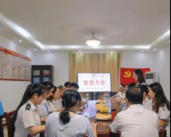 南昌向遠(yuǎn)軌道技術(shù)學(xué)校舉行新黨員入黨宣誓暨老黨員重溫入黨誓詞儀式