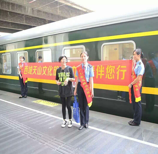 南昌向遠軌道技術(shù)學(xué)校學(xué)生參與深圳至烏魯木齊Z230旅客特快列車乘務(wù)工作
