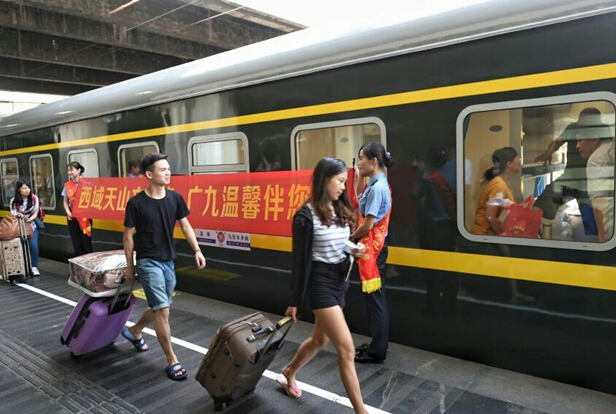 南昌向遠軌道技術(shù)學(xué)校學(xué)生參與深圳至烏魯木齊Z230旅客特快列車乘務(wù)工作