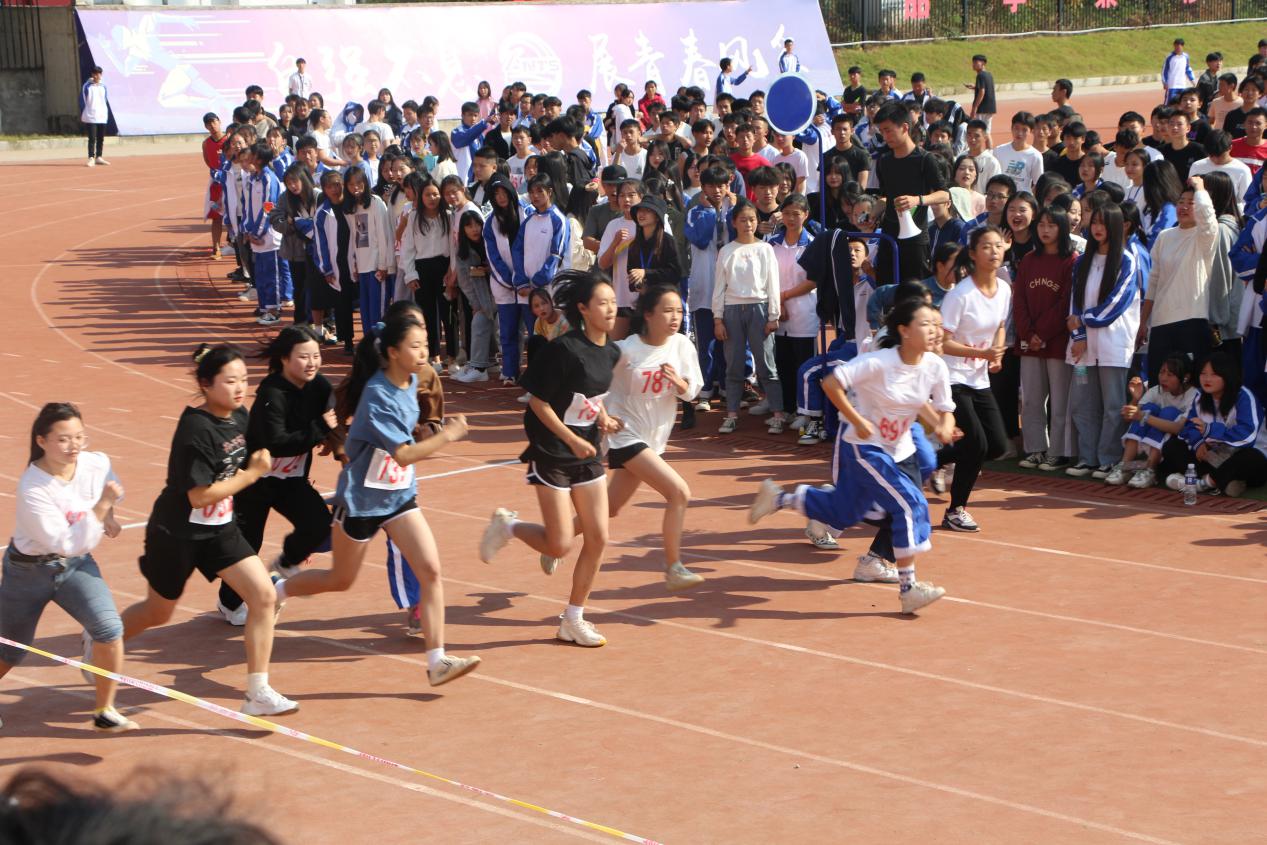 南昌向遠(yuǎn)軌道技術(shù)學(xué)校第十三屆秋季運(yùn)動會之徑賽風(fēng)采