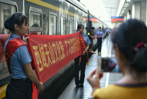 南昌向遠軌道技術(shù)學(xué)校學(xué)生參與深圳至烏魯木齊Z230旅客特快列車乘務(wù)工作