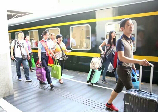 南昌向遠軌道技術(shù)學(xué)校學(xué)生參與深圳至烏魯木齊Z230旅客特快列車乘務(wù)工作