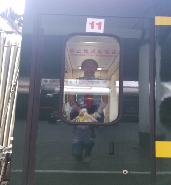 南昌向遠軌道技術(shù)學(xué)校學(xué)生參與深圳至烏魯木齊Z230旅客特快列車乘務(wù)工作