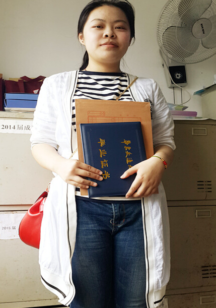南昌向遠(yuǎn)軌道技術(shù)學(xué)校函授站學(xué)生激動(dòng)領(lǐng)取華東交通大學(xué)畢業(yè)證書