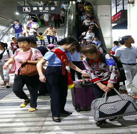 南昌向遠軌道技術(shù)學(xué)校學(xué)生參與深圳至烏魯木齊Z230旅客特快列車乘務(wù)工作